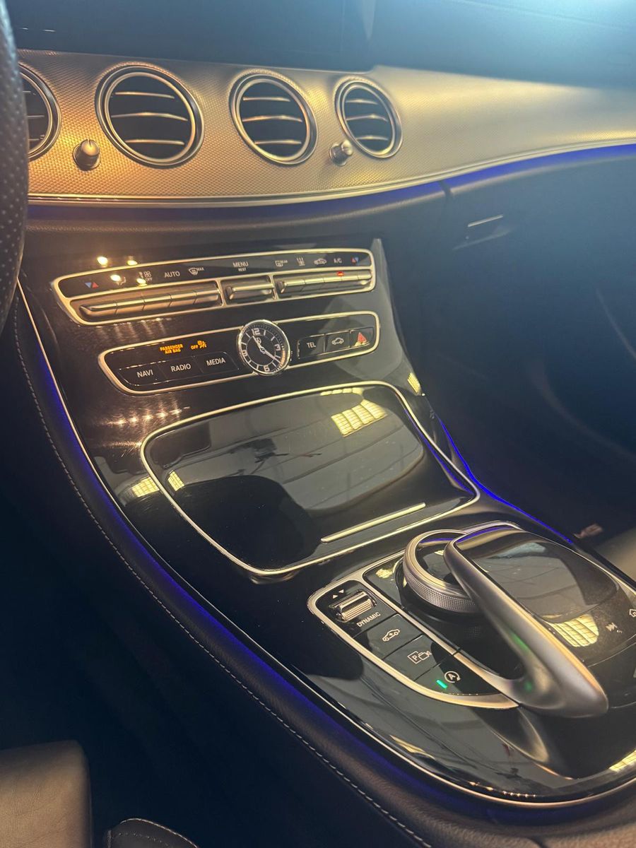 Fahrzeugabbildung Mercedes-Benz E 400 T-Modell 4Matic/LED/PANORAMA/AMG-LINE/NAVI