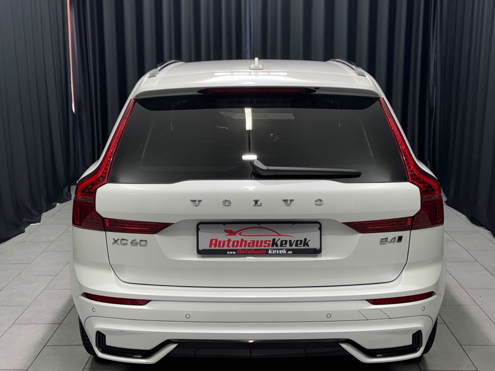 Fahrzeugabbildung Volvo XC 60 Plus Dark AWD |H/K|STDHZ|LED