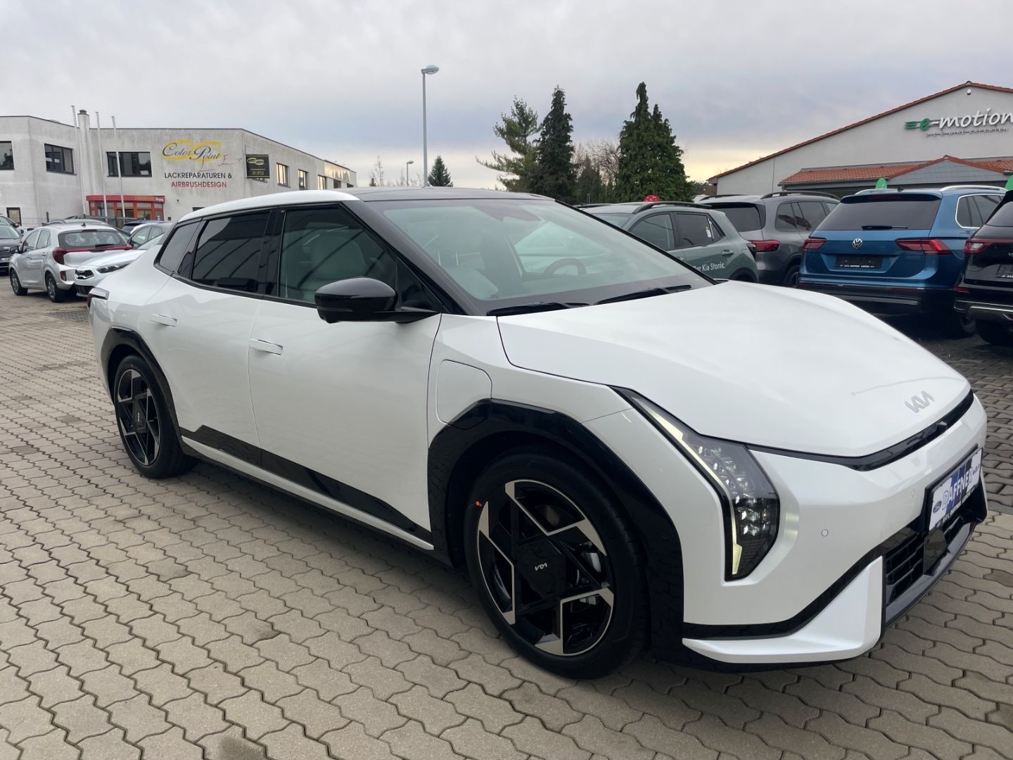 Fahrzeugabbildung Kia EV4 Fastback Kamera Schiebedach Sitzbelüftung