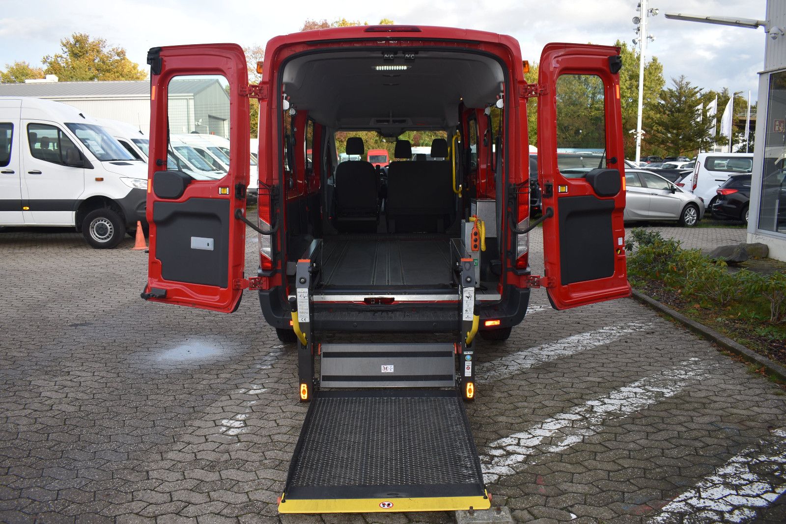 Fahrzeugabbildung Ford Transit Kombi 350 L3 Behindertengerecht *4086