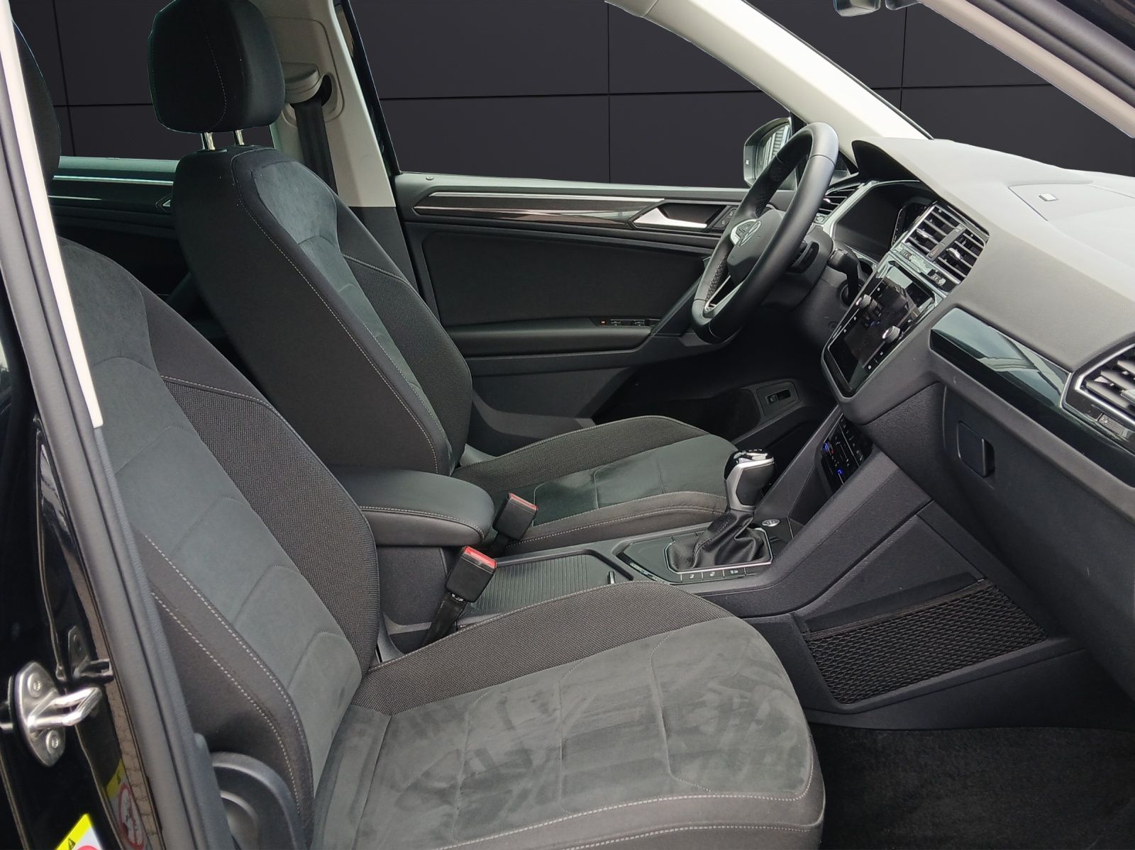 Fahrzeugabbildung Volkswagen Tiguan TSI Elegance DSG Matrix AHK Navi AID ACC