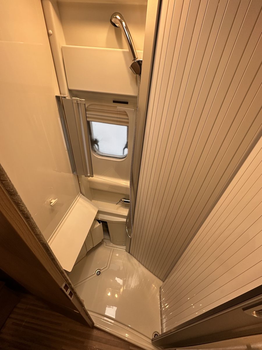 Fahrzeugabbildung Malibu Van first class - two rooms 640 LE RB Lithium