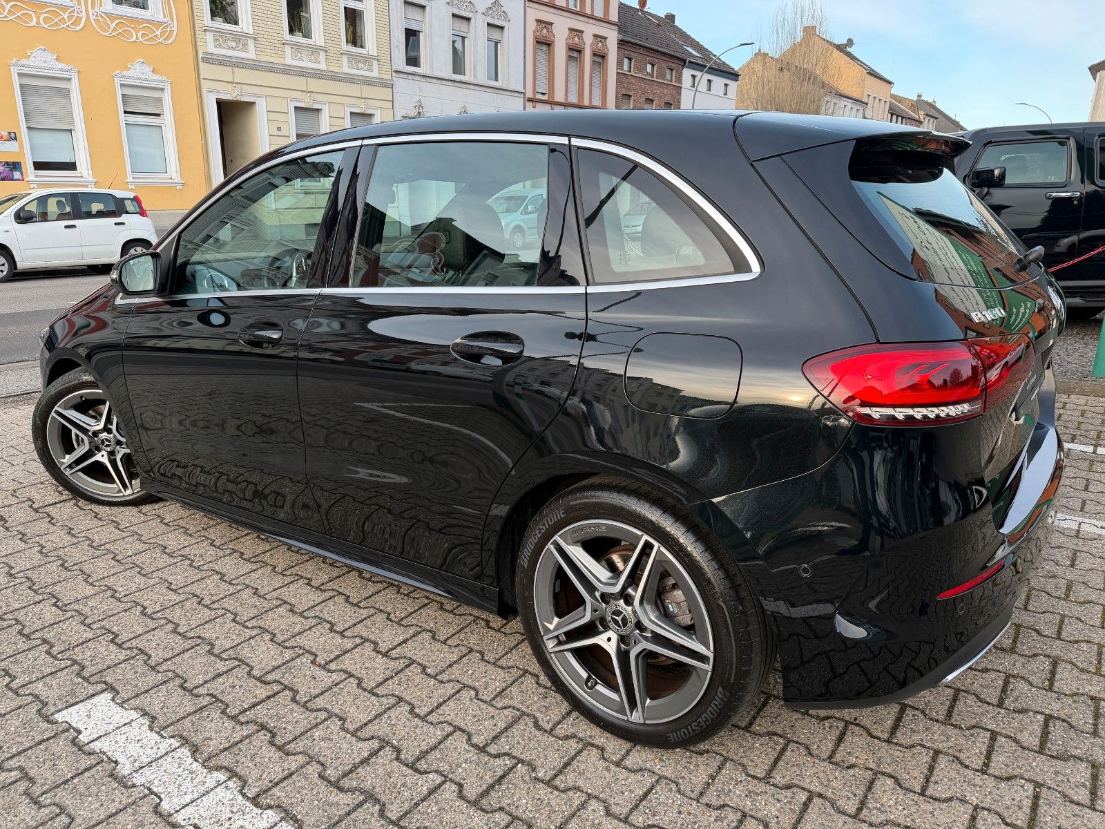 Fahrzeugabbildung Mercedes-Benz B 180 AMG LINE PANO NAVI KAMERA MBUX LED AHK
