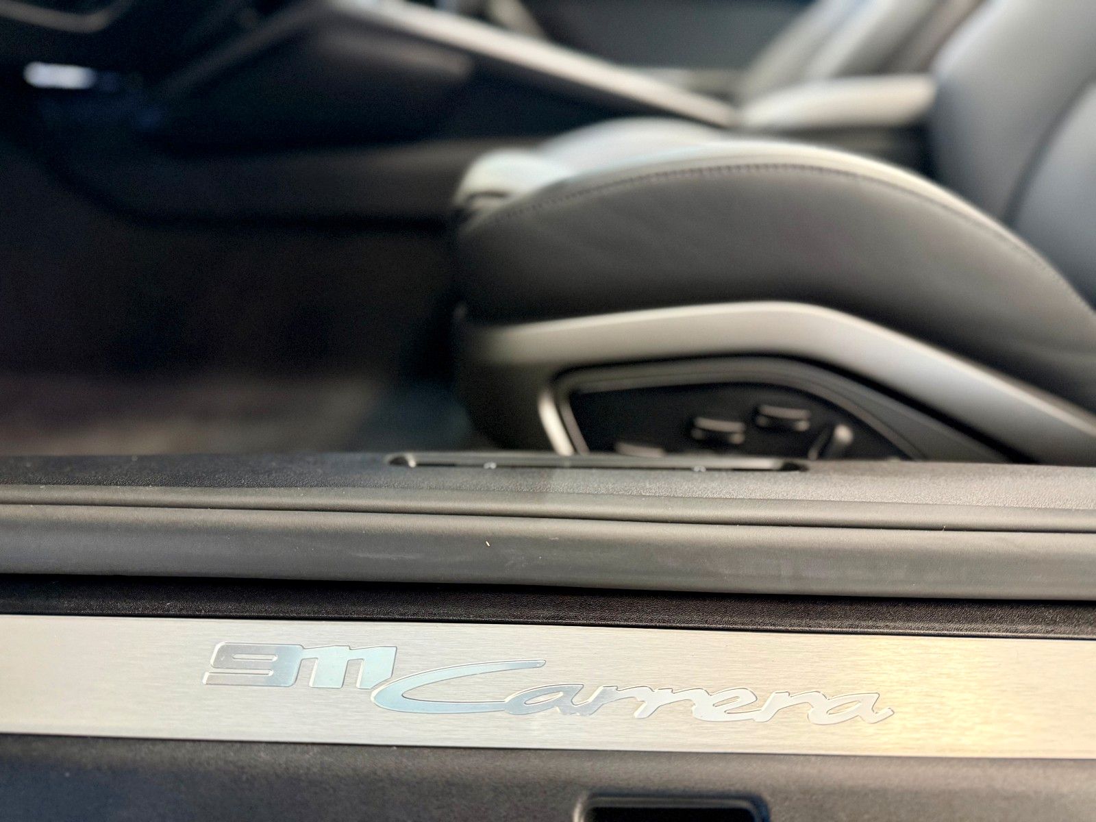 Fahrzeugabbildung Porsche 911 992 Carrera Cabrio Sportabgas/ACC/18-Wege