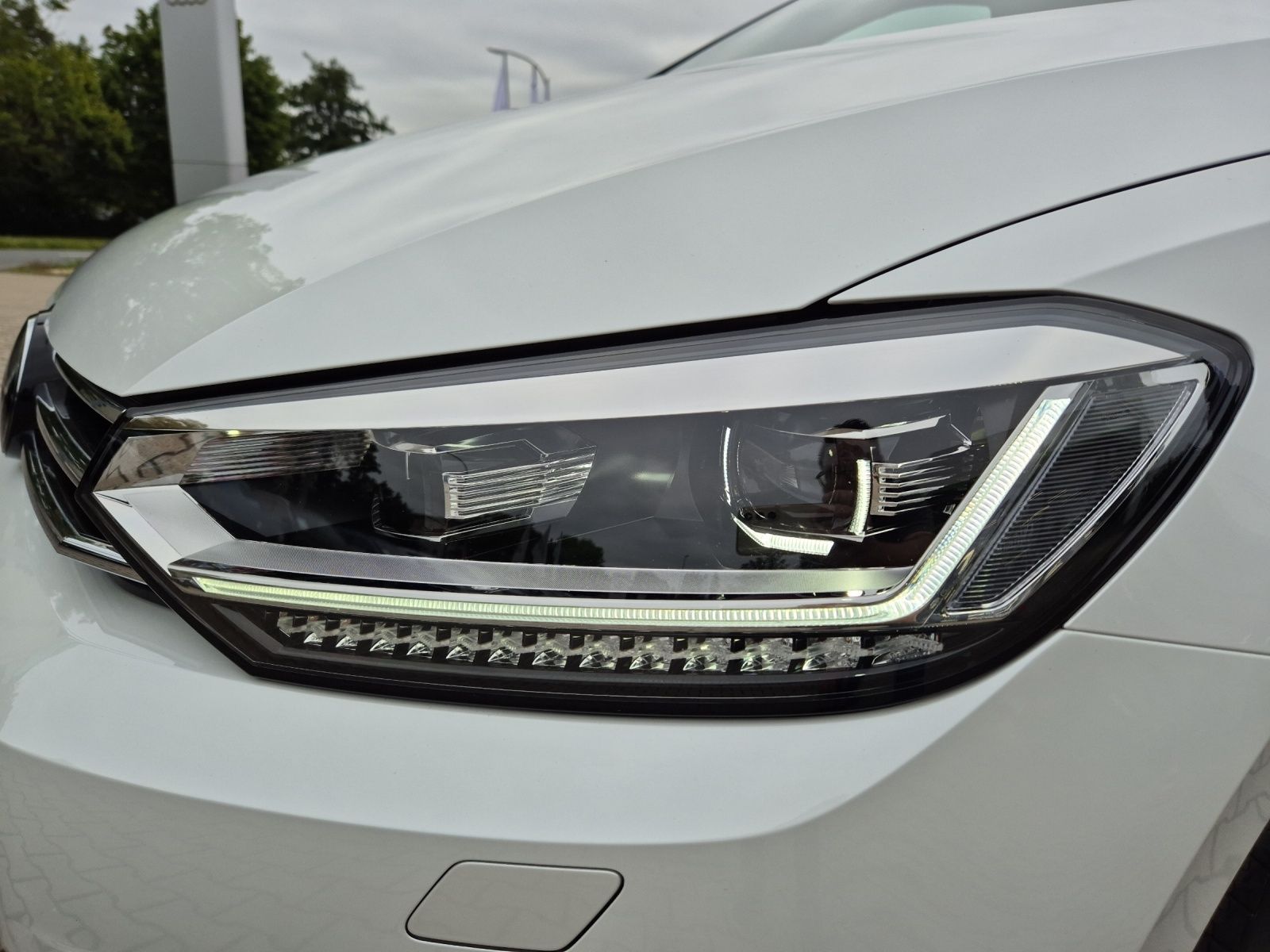 Fahrzeugabbildung Volkswagen Touran TDI Highline DSG 7-Si LED AHK Navi AID AC