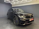 Volkswagen Tiguan R 4Motion*1.Hand*VOLL*3J.Garantie*Akra.* - mit Benzin-Antrieb: Schwarz, Alcantara, Beheizbares Lenkrad