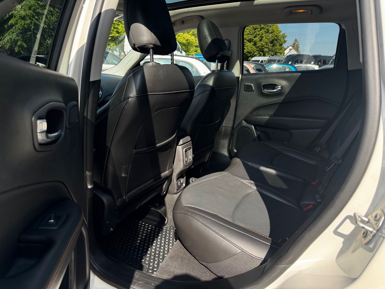 Fahrzeugabbildung Jeep COMPASS LIMITED 4X4 GLASDACH SITZKÜHLUNG DIESEL