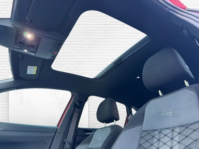 Fahrzeugabbildung Volkswagen Taigo R-Line 1.5 TSI 150 PS DSG - MTRX*PANO*APP!