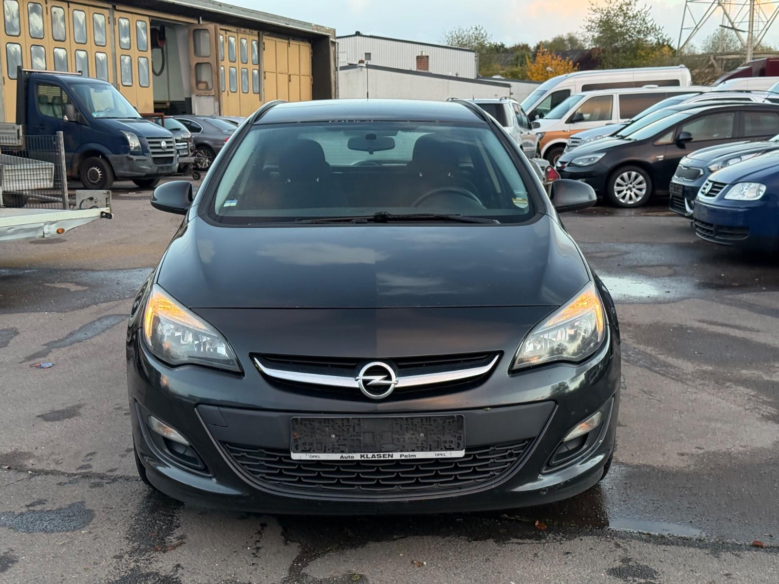 Opel Astra 2015 — rear view