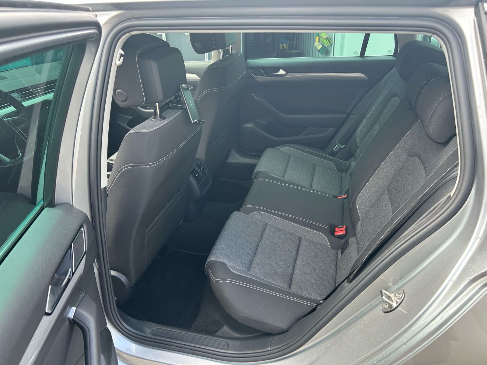 Fahrzeugabbildung Volkswagen Passat Variant Business 1.5 TSI Comfline DSG AHK