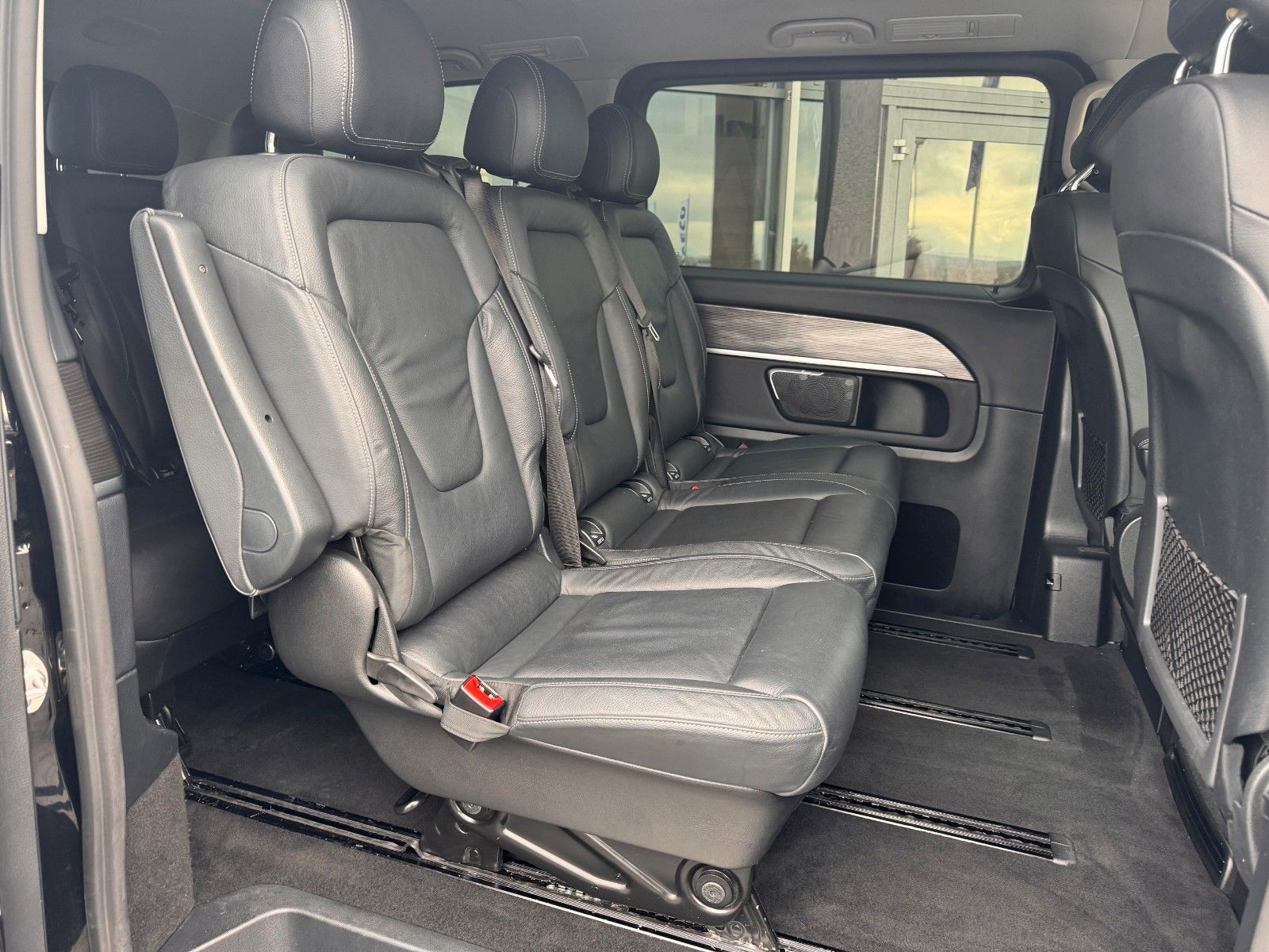 Fahrzeugabbildung Mercedes-Benz V 300 d AVA Extralang 4MATIC AHK Stdh DISTRONIC