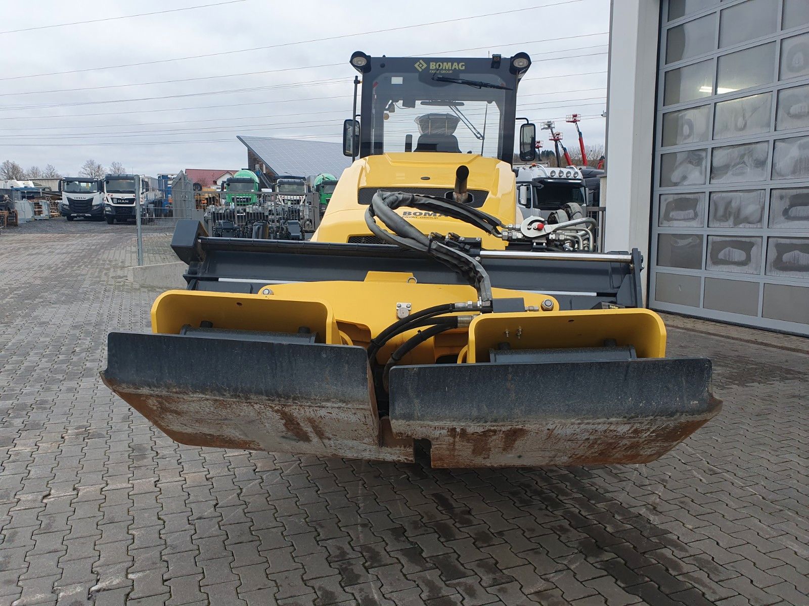 Fahrzeugabbildung BOMAG BW 213 DH / nur 1.087h / Plattenanbauverdicht