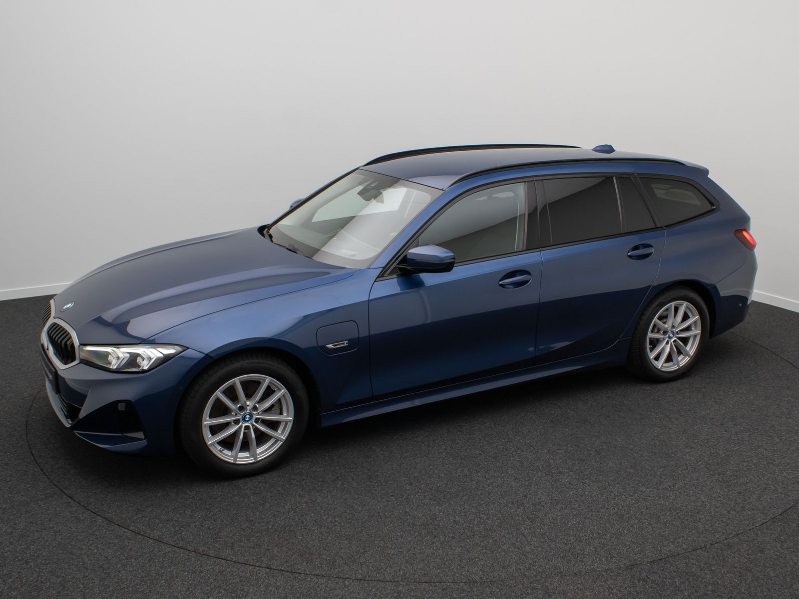 Fahrzeugabbildung BMW 320e HUD Alarm DAB Kamera GeschwindigReg Widscre