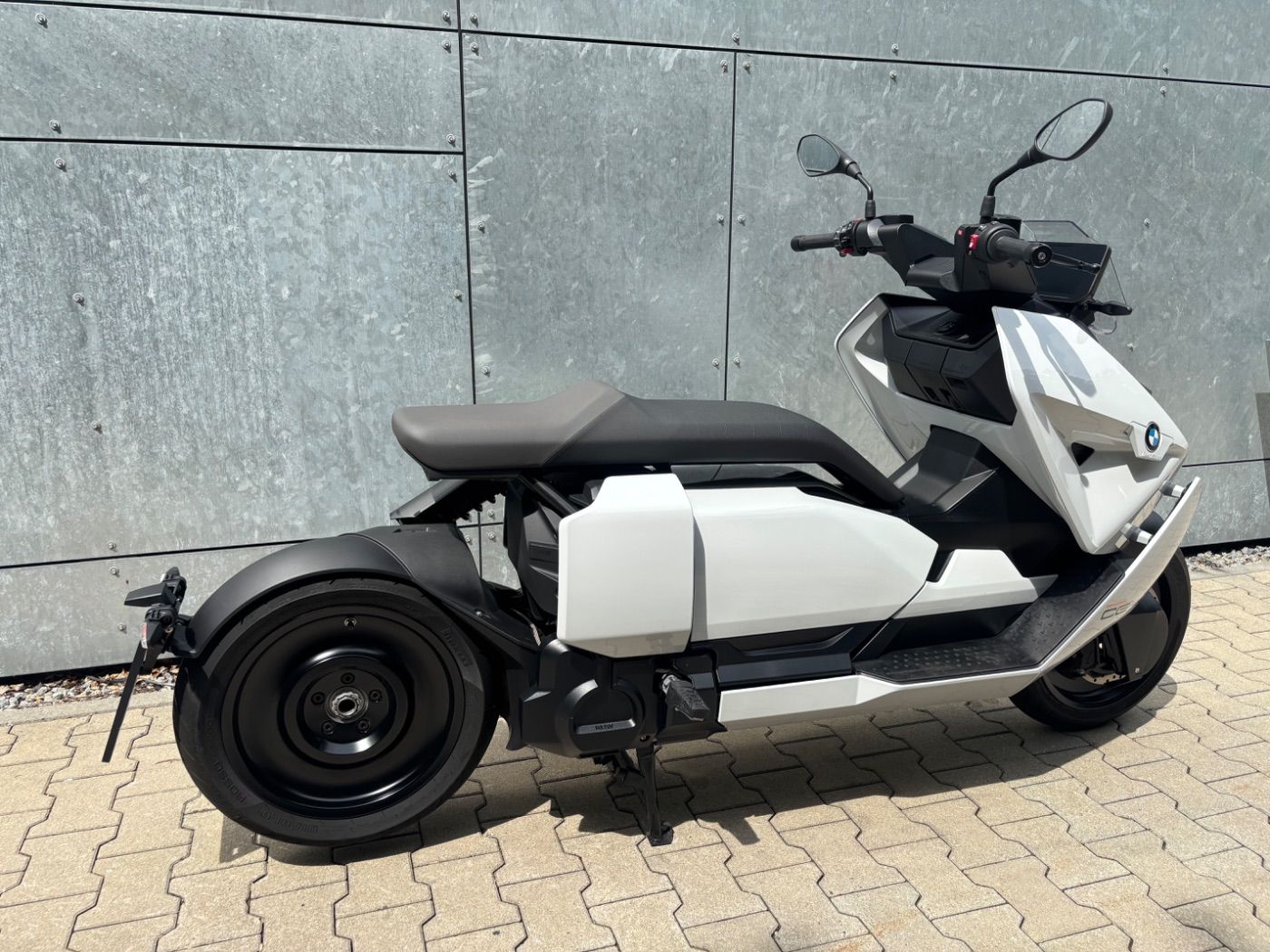 Fahrzeugabbildung BMW CE 04 2 Pakete Schnellladegerät