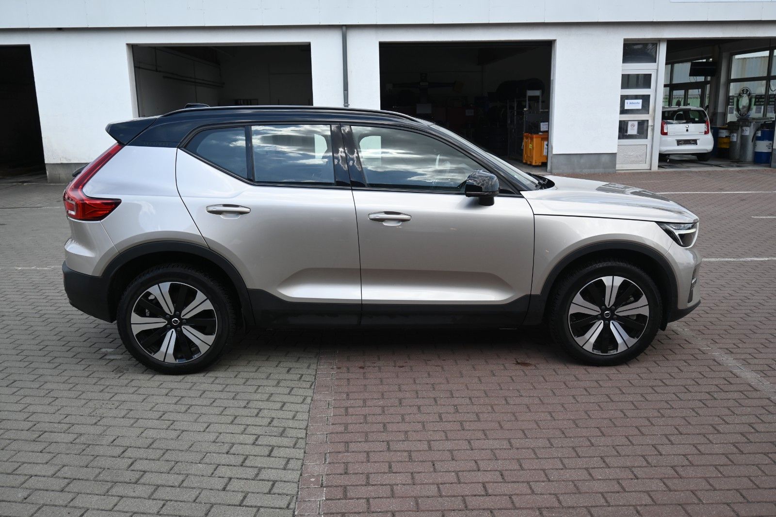 Fahrzeugabbildung Volvo XC40 BEV Plus Single Motor*2WD*WP*RW: 460 KM*