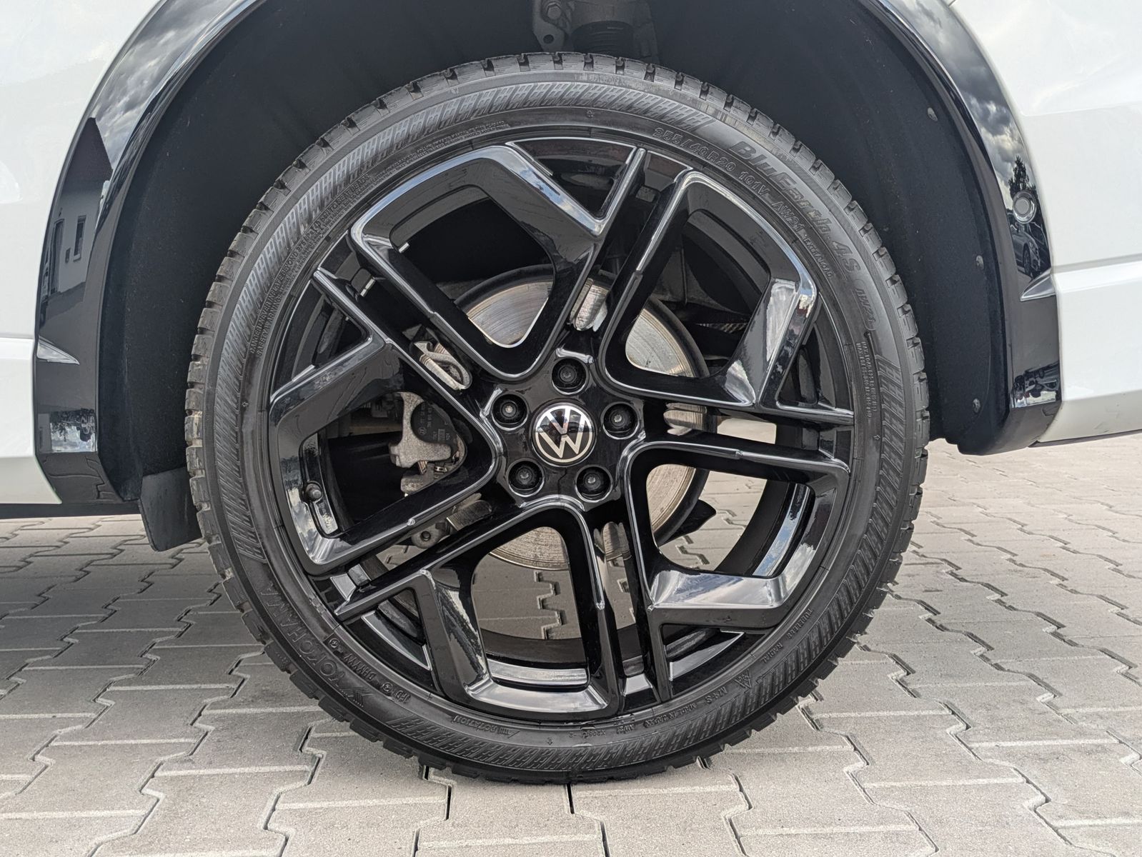Fahrzeugabbildung Volkswagen Tiguan 2.0 TDI 4M R-Line PANO*H&K*AHK*MATRIX*20"