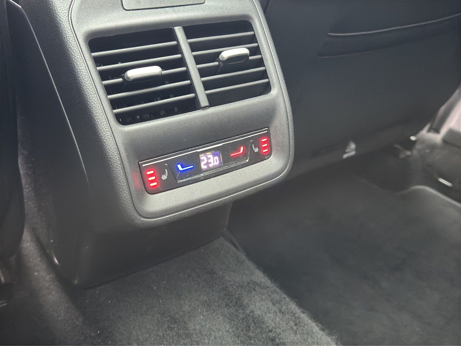 Fahrzeugabbildung Volkswagen Passat TDI Elegance DSG Matrix Standhzg AHK Navi