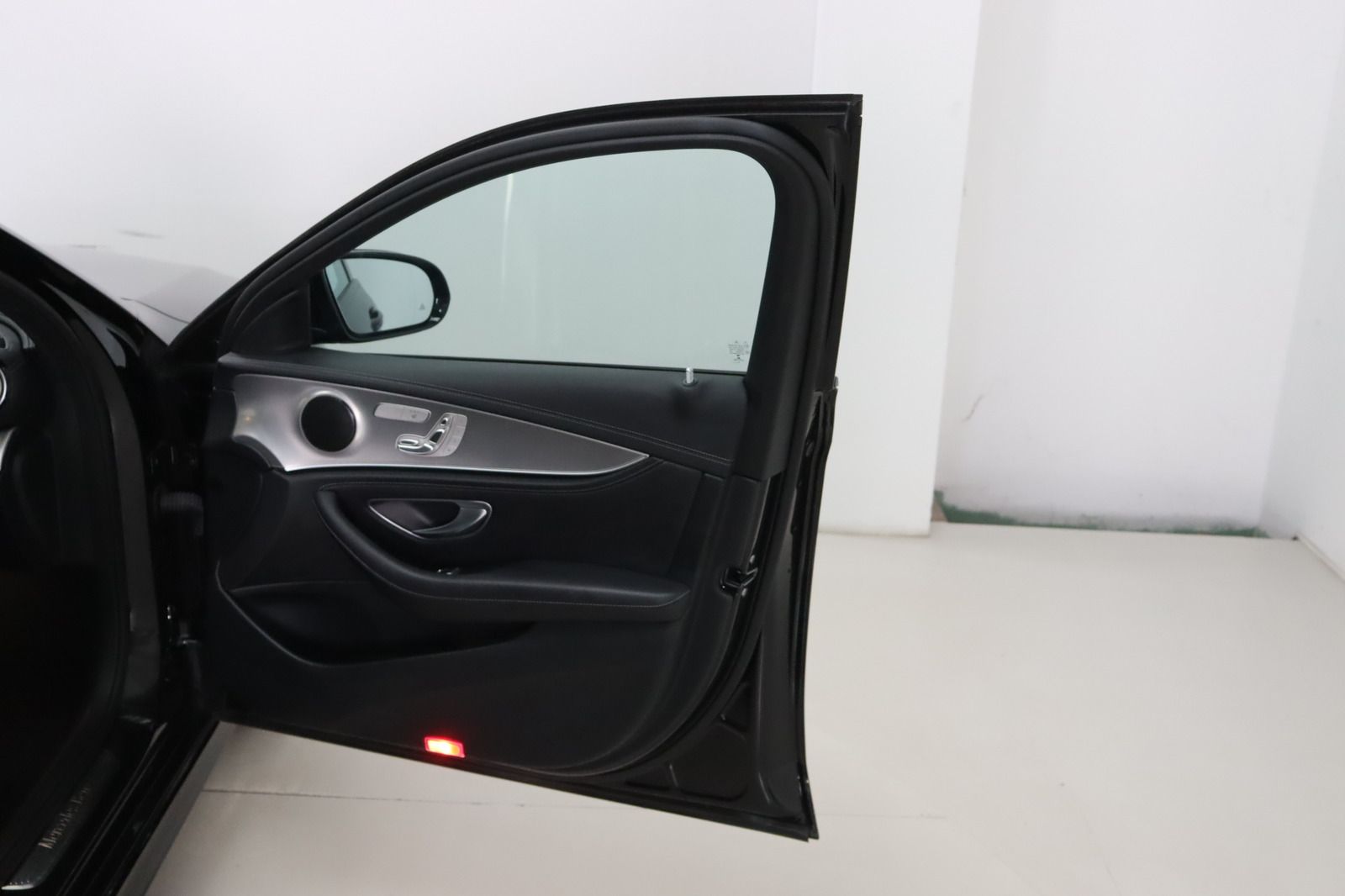Fahrzeugabbildung Mercedes-Benz E 200 T 4Matic * Schiebedach * Navi * AMG line