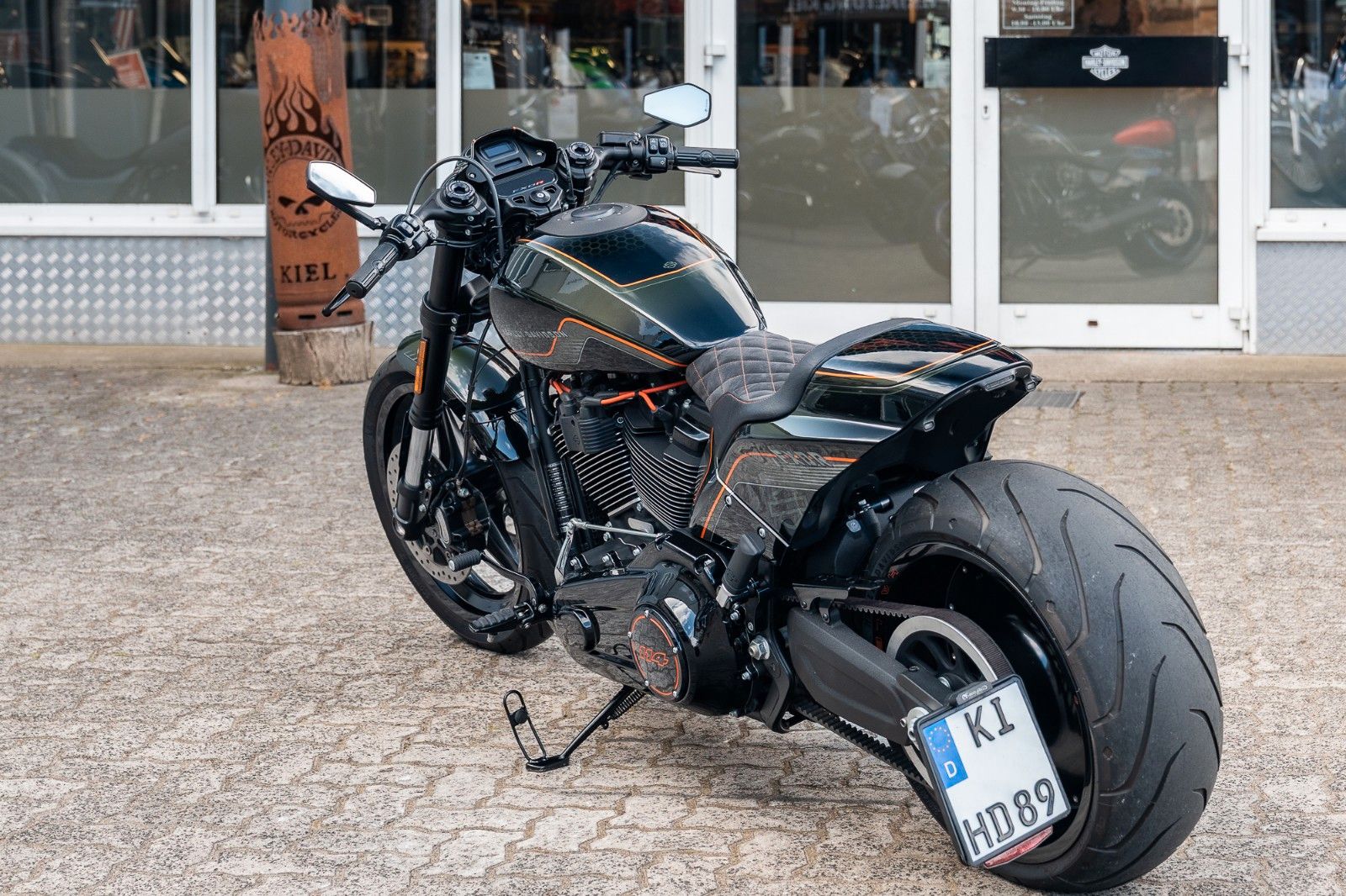 Fahrzeugabbildung Harley-Davidson FXDRS 114 CUI - KESSTECH - SEITLICHER KZH