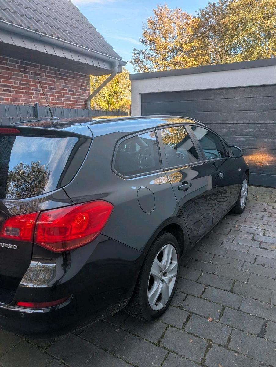 Opel Astra 2012 — вигляд ззаду