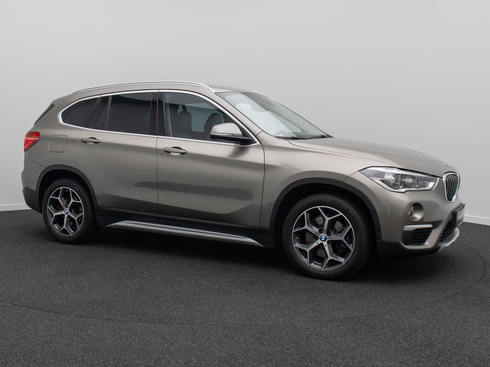 Fahrzeugabbildung BMW X1xD20d xLine Kamera HUD Alarm H/K NaviPlus 18"