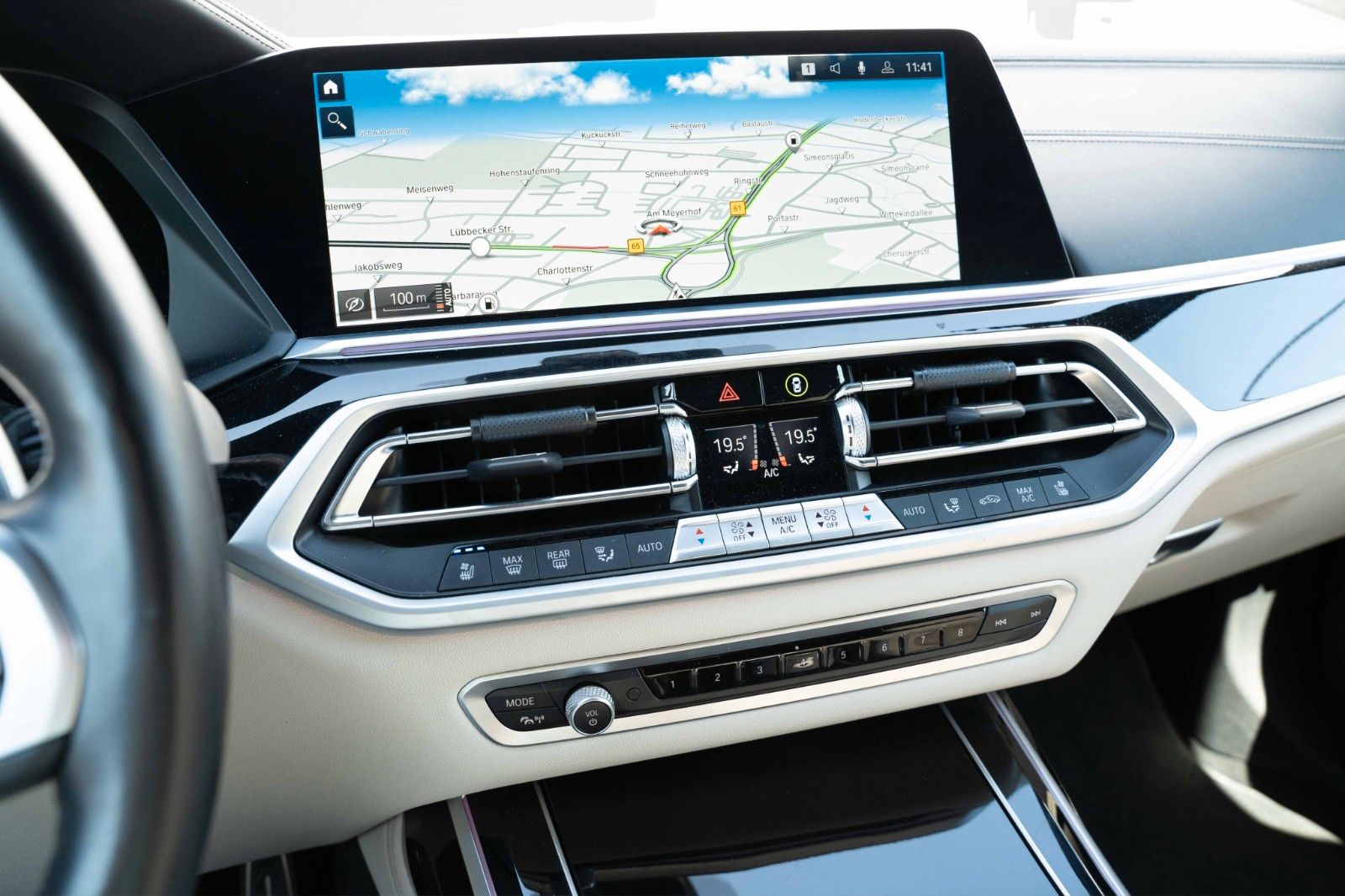 Fahrzeugabbildung BMW X7 M50i HUD B&W VOLL SHADOW LED TV CARBON 22"