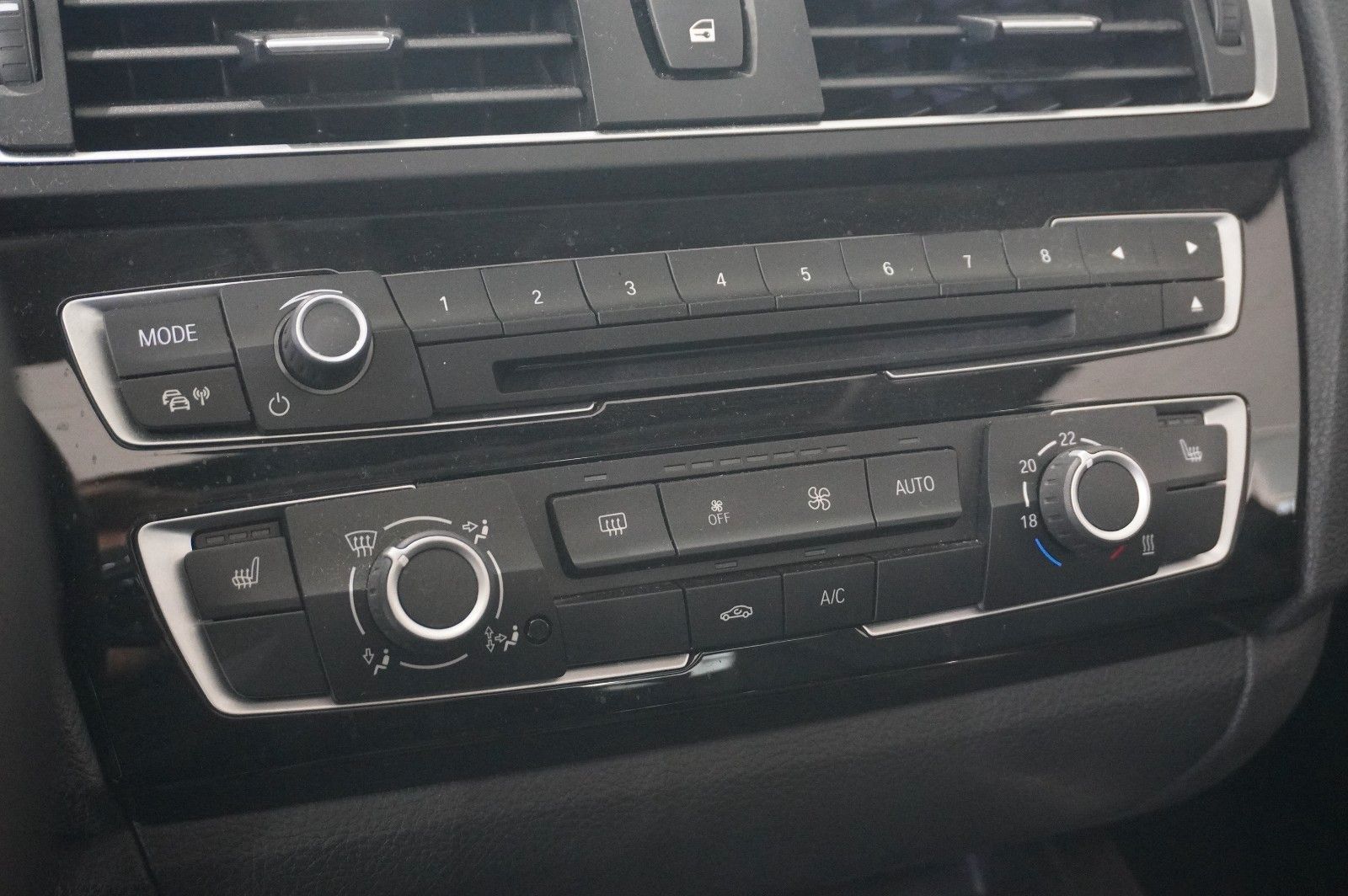 Fahrzeugabbildung BMW 220i COUPE SPORT LEDER/SHZ/PDC/USB/SCHIEBEDACH