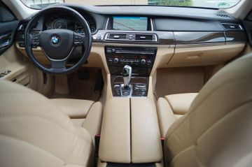 BMW 750 - 11