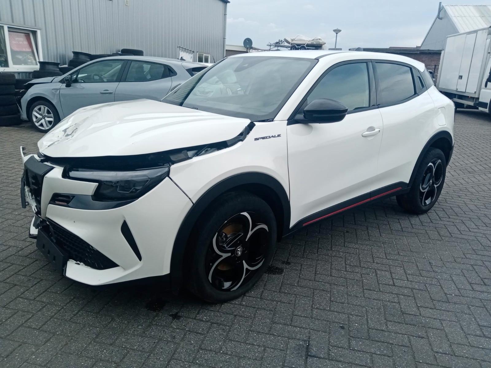 Alfa Romeo Junior Ibrida 1.2 Speciale e-DCT6 Kamera Navi