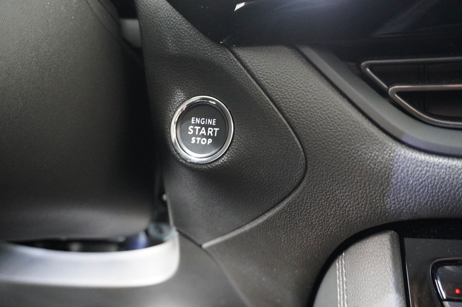 Fahrzeugabbildung Opel Grandland (X) 1.6T GSe 4HYBRID NAVI/LED/KAMERA