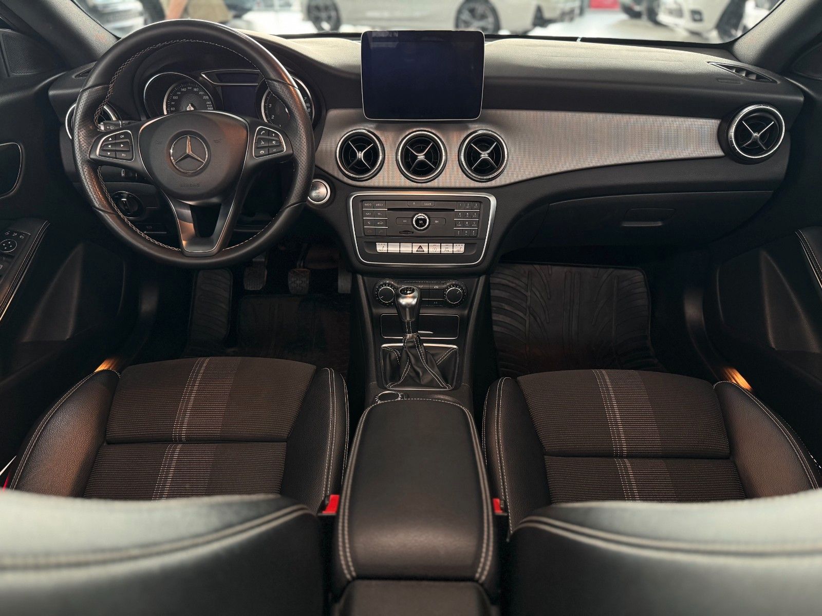 Fahrzeugabbildung Mercedes-Benz CLA 180 Shooting Brake Urban "LED + Business-P."
