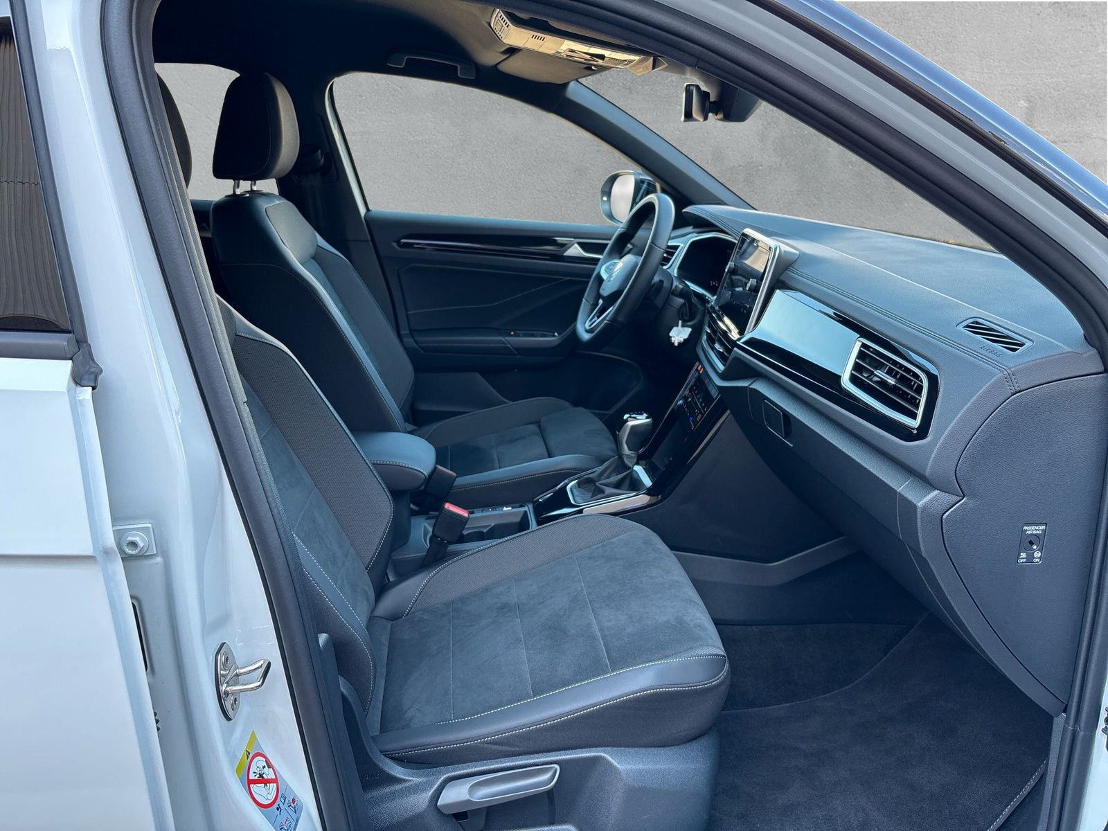 Fahrzeugabbildung Volkswagen T-Roc 1.5 TSI R-Line AHK Kamera SHZ