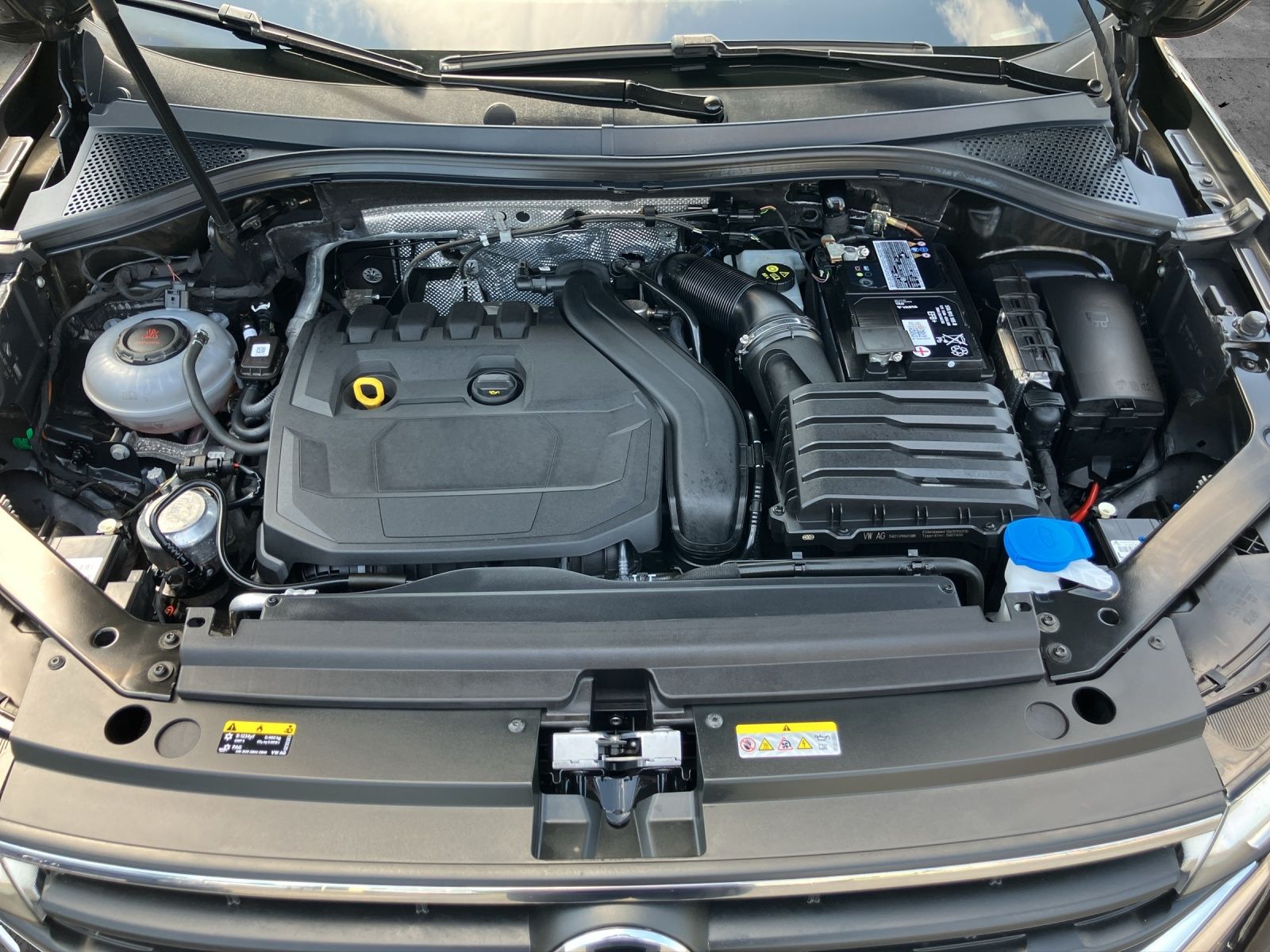 Fahrzeugabbildung Volkswagen Tiguan TSI Life Matrix AHK ACC PDC  SH LM