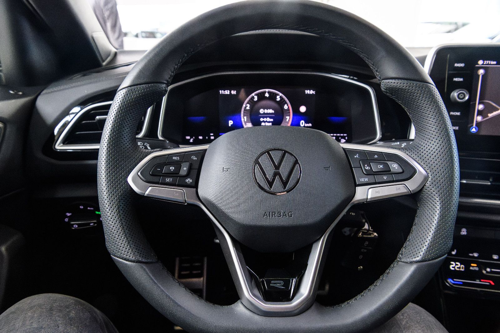 Fahrzeugabbildung Volkswagen T-Roc R-Line 1.5 TSI DSG LED+AHK+KAMERA+ACC+SHZ