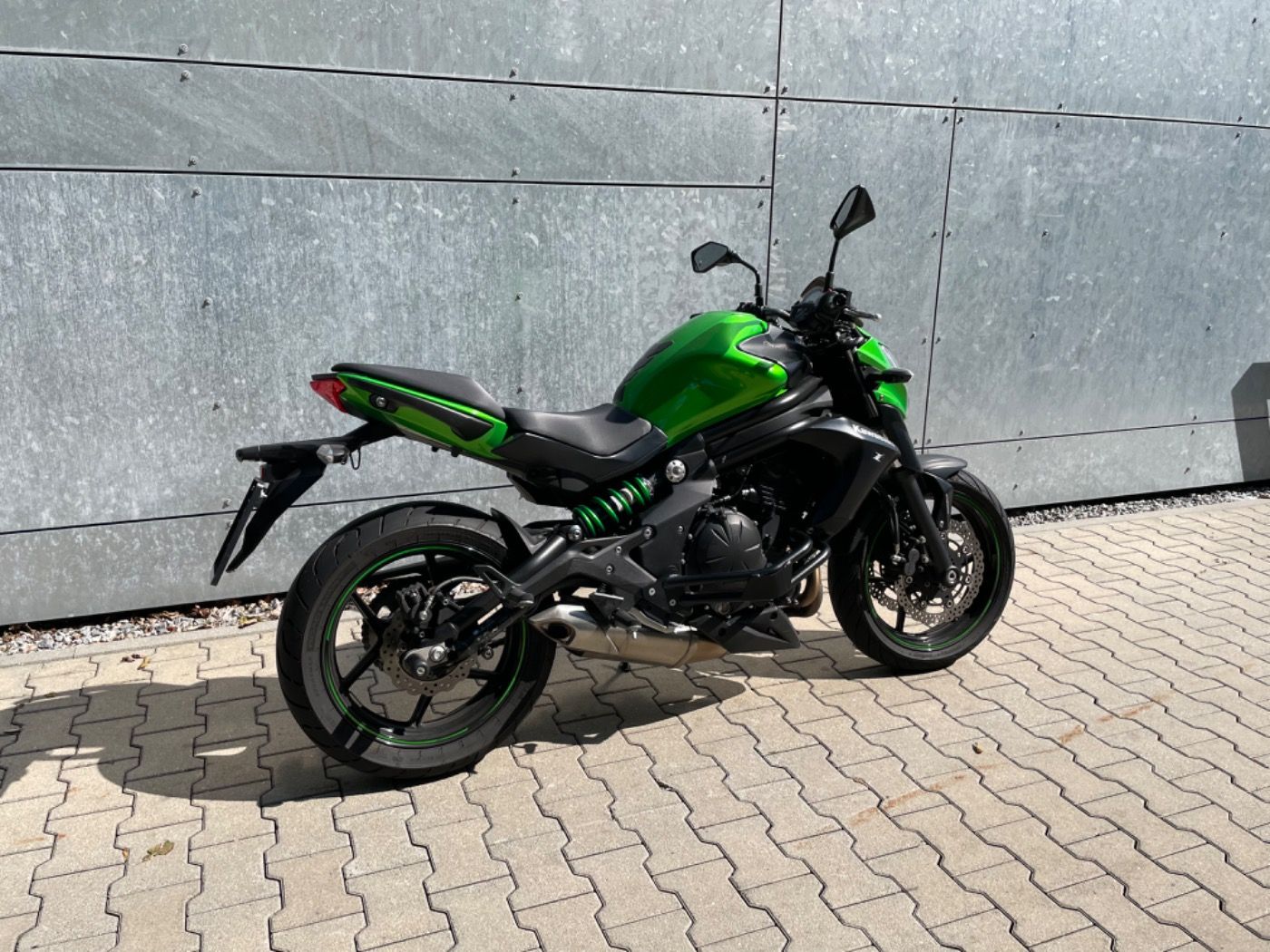 Fahrzeugabbildung Kawasaki ER 6 N ABS mit Tieferlegung und niedrigem Sitz