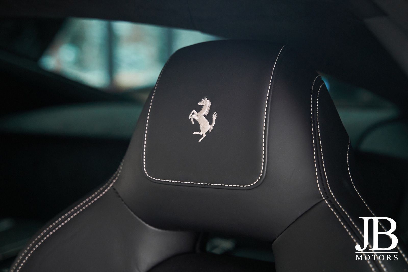 Fahrzeugabbildung Ferrari F12 Carbon Lift LED JBL Kamera Electric Seats