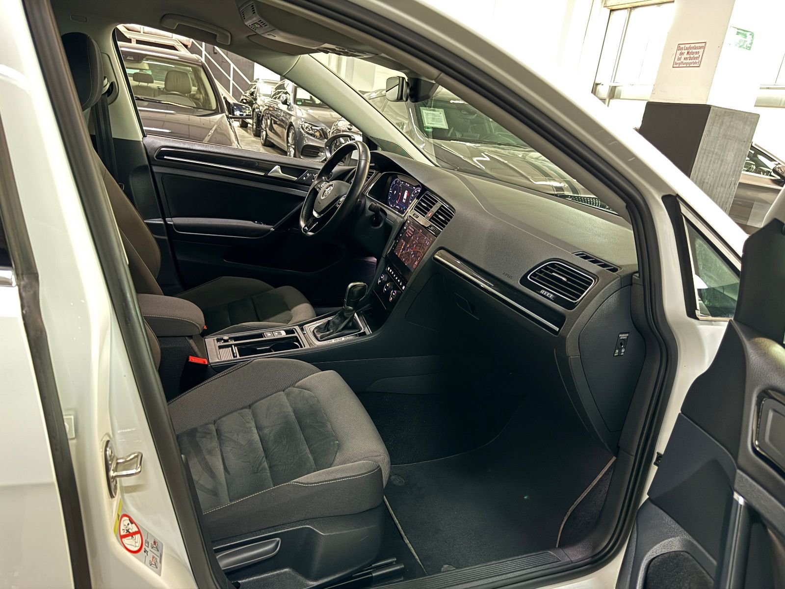 Fahrzeugabbildung Volkswagen Golf VARIANT 2.0 TDI DSG R-LINE SPORTPAKET VOLL