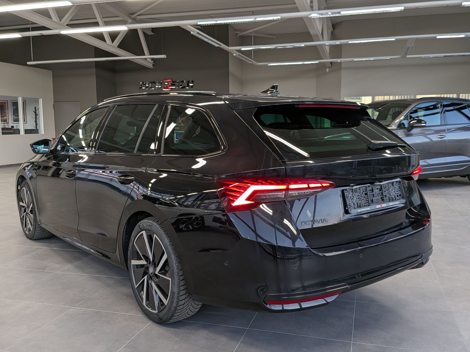 Fahrzeugabbildung SKODA Octavia 2.0 TDI DSG Sportline Matrix 5J-Garantie