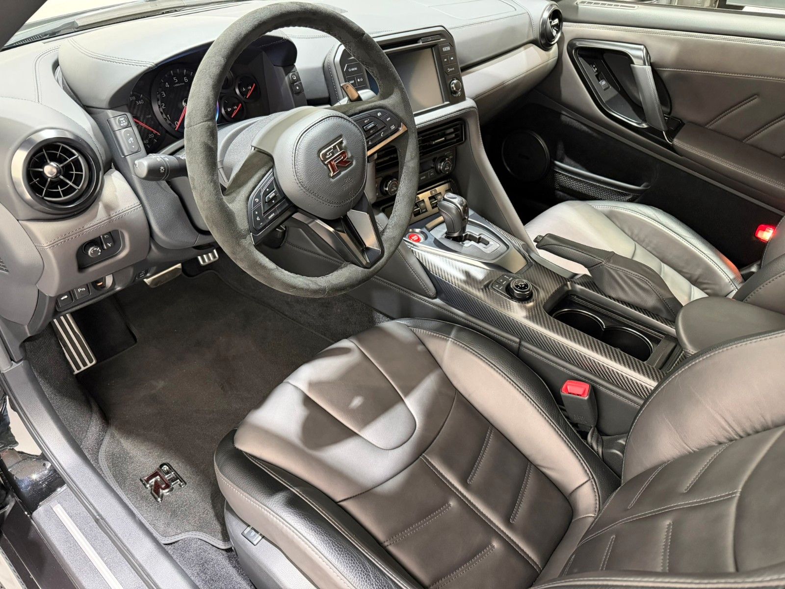 Fahrzeugabbildung Nissan GT-R Prestige Edition / S.heft Nissan Brömmler