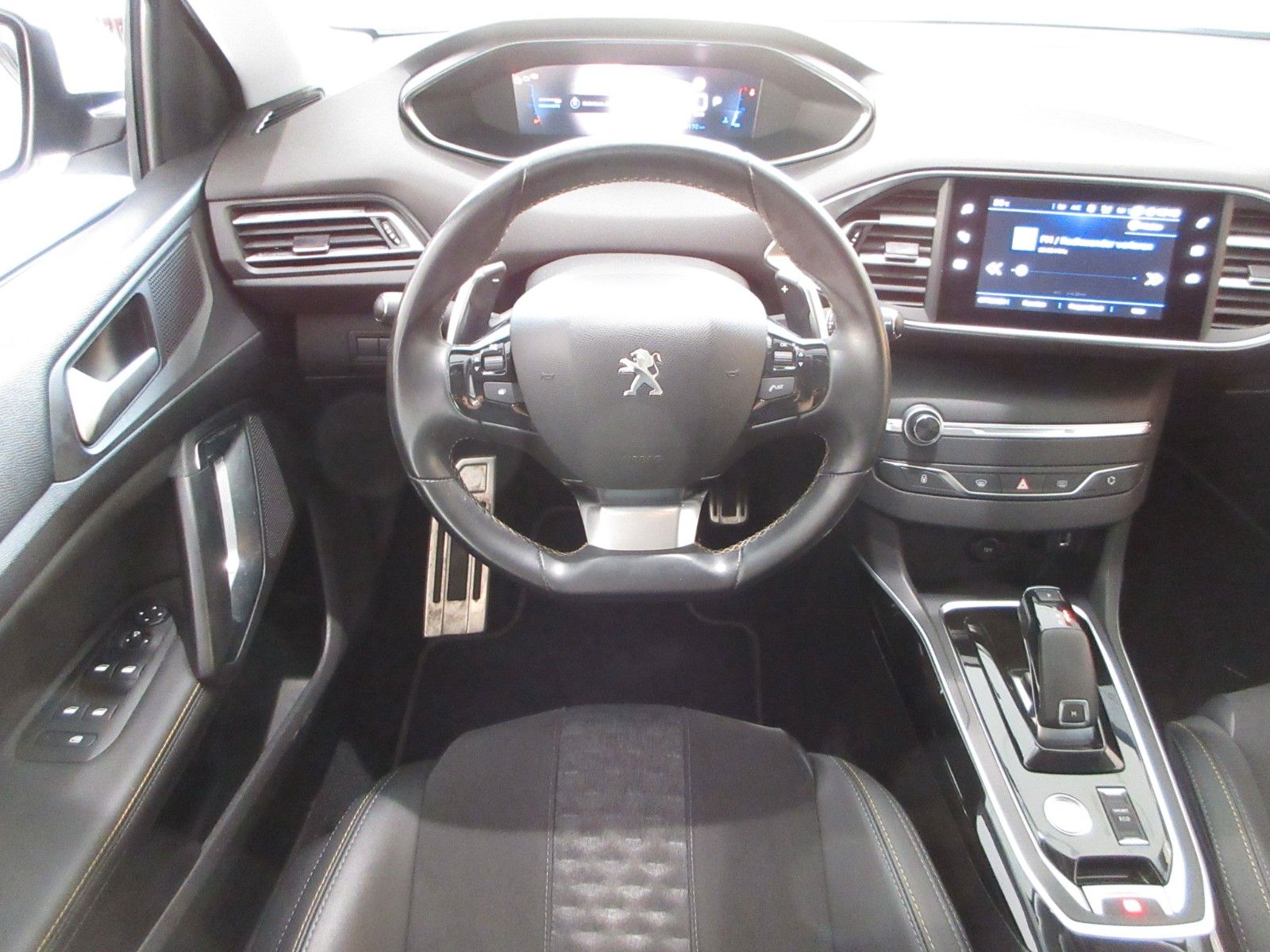 Fahrzeugabbildung Peugeot 308 Allure 1.2T LED/NAVI/R´CAM/PDC/VIRTUAL