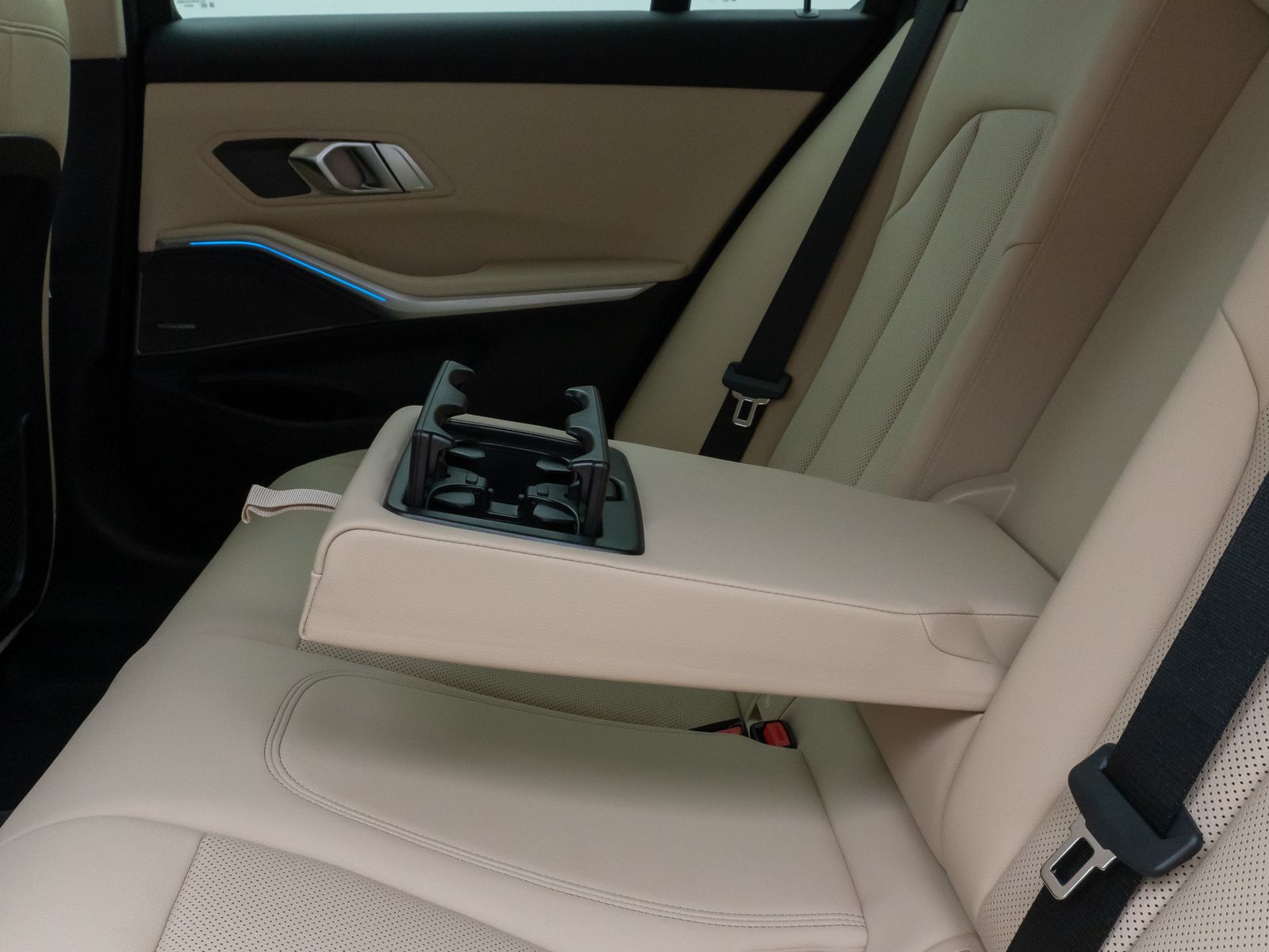 Fahrzeugabbildung BMW 320i Kamera HUD DAB H/K ACC Komfort Alarm Sport