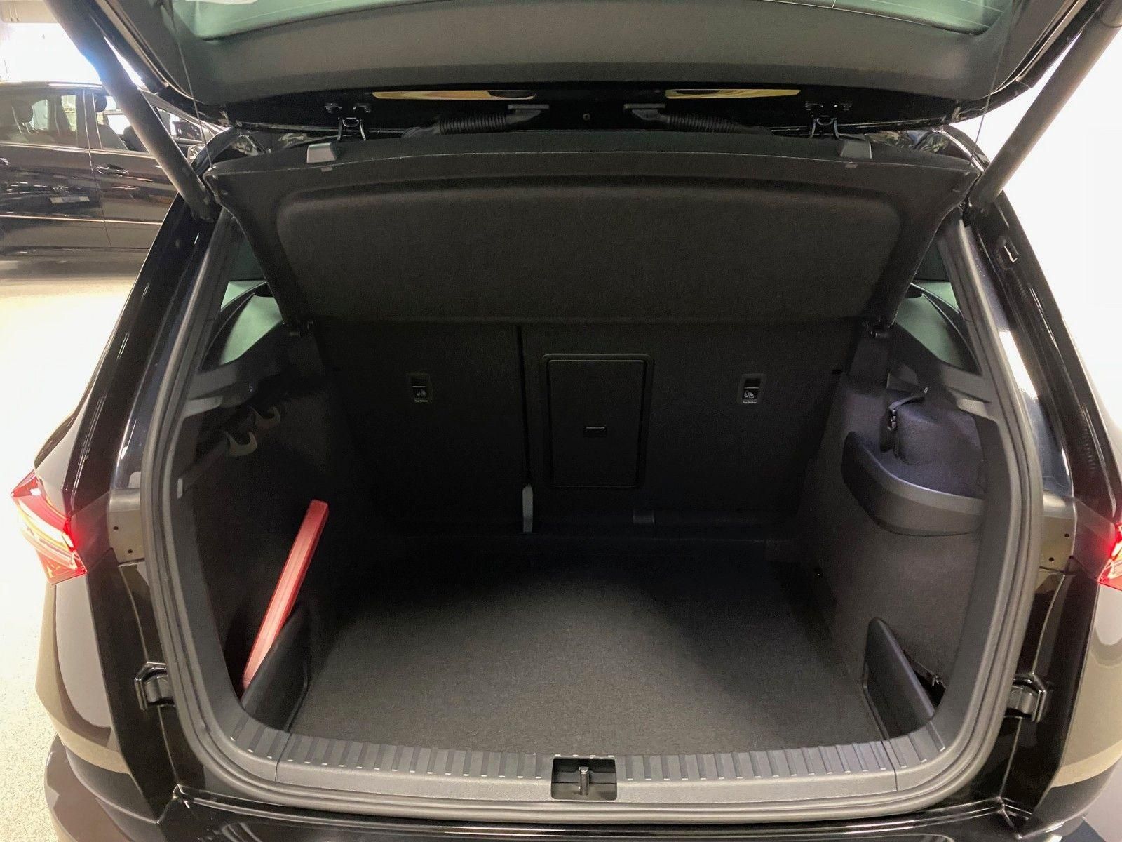 Fahrzeugabbildung SKODA Karoq 1.5 TSI DSG Sportline+AHK+ACC+NAVI+MATRIX