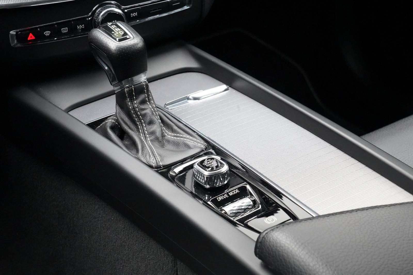 Volvo XC60 2.0 R-Design SHZ CarPlay Keyless PDC GRA