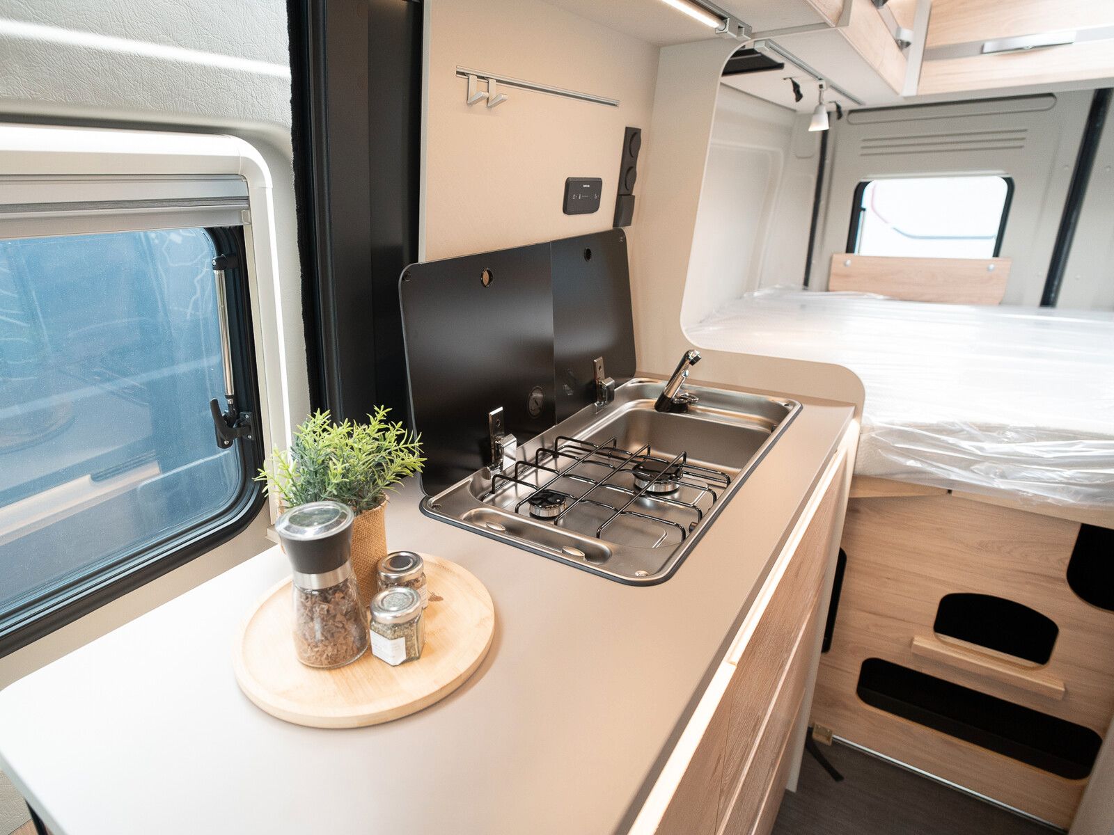 Fahrzeugabbildung Dethleffs Globetrail 600 DK Fiat Heckauszug/Rahmenfenster