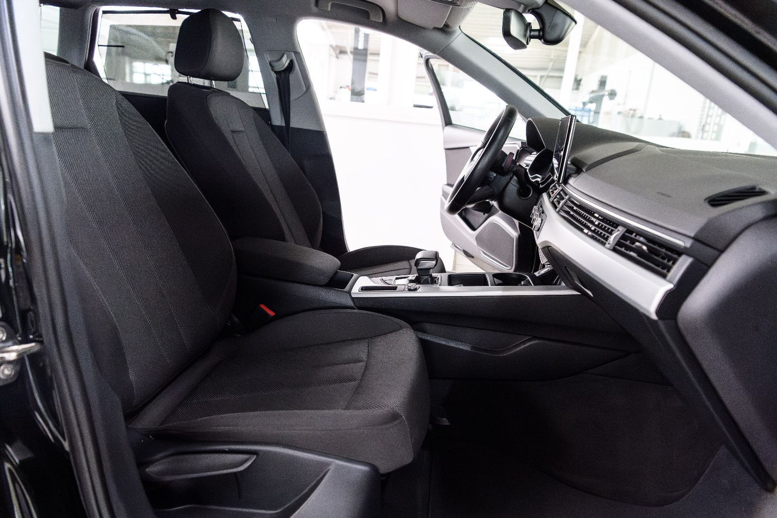 Fahrzeugabbildung Audi A4 35 TFSI S tronic advanced Avant LED/SZH/NAVI