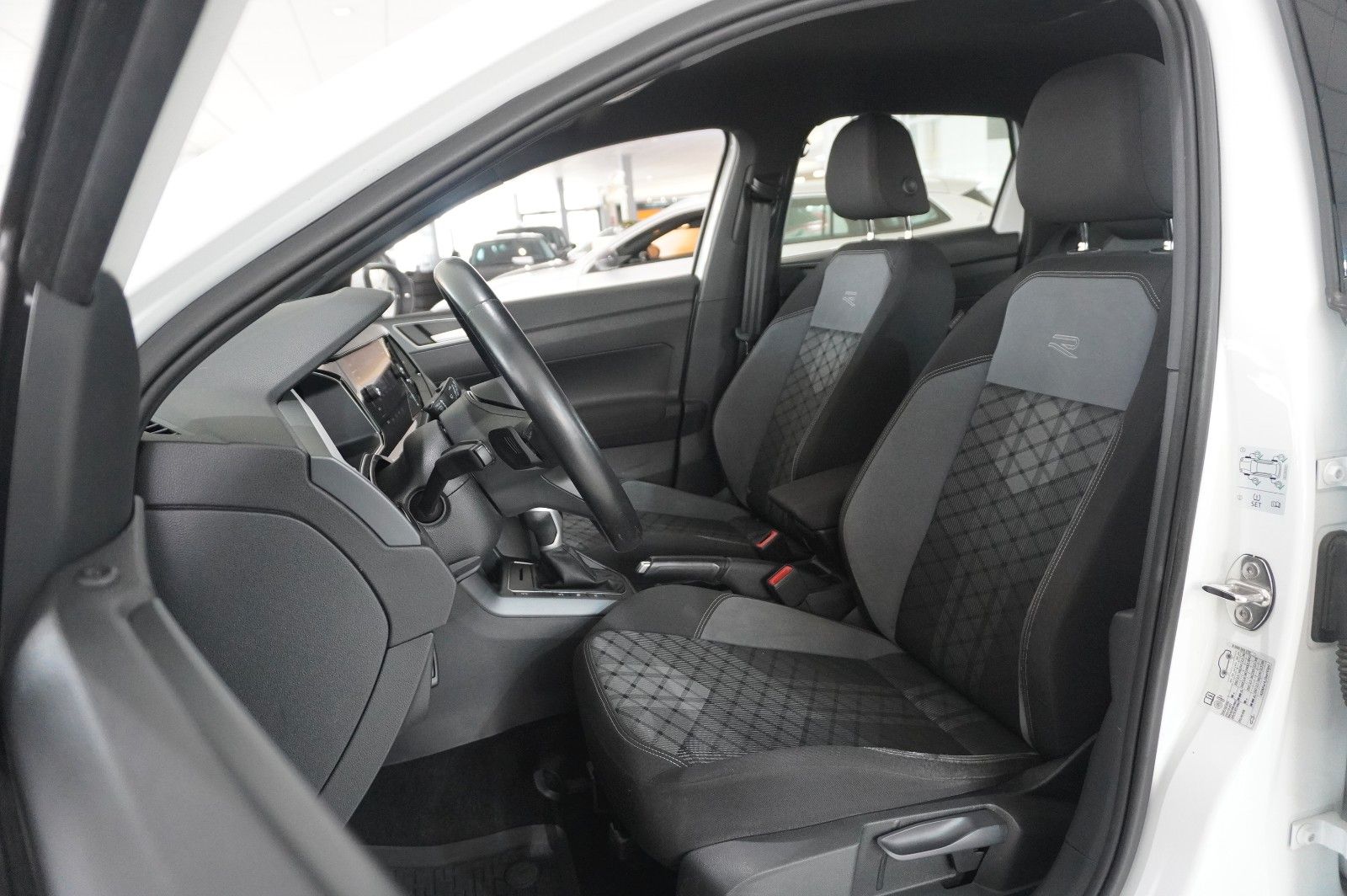 Fahrzeugabbildung Volkswagen Taigo 1.0 TSI R-LINE NAVI/LED/KAMERA/SPORT/DAB+