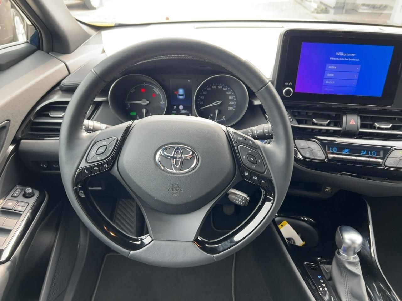 Fahrzeugabbildung Toyota C-HR Hybrid Team D