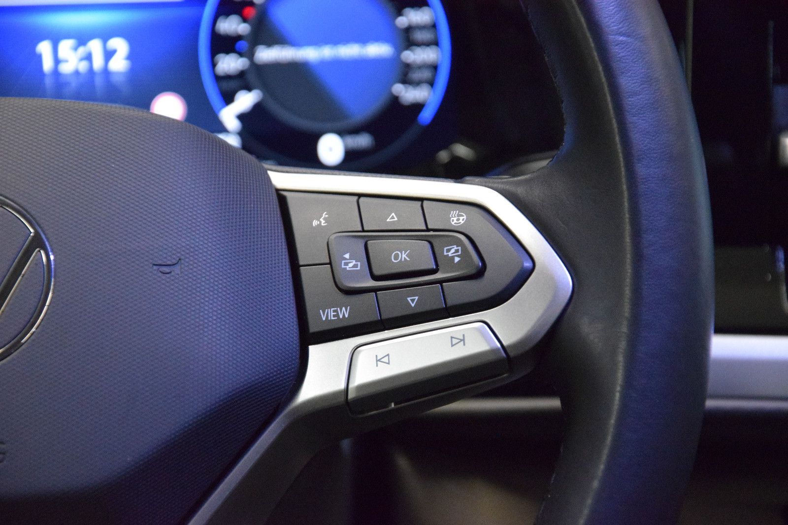 Fahrzeugabbildung Volkswagen T7 Multivan Style Pano ACC IQ AHK Stndhzg Alcant