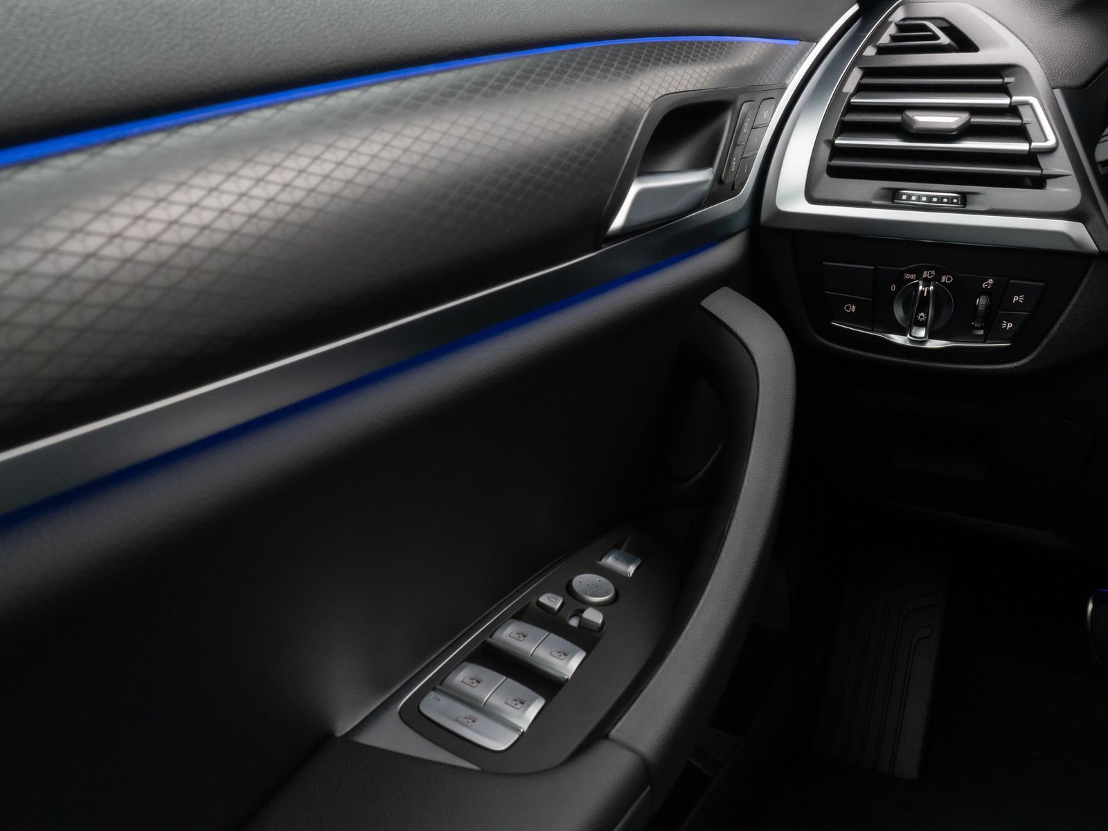 Fahrzeugabbildung BMW X4 xD20i M Sport Panorama Kamera Laser HUD HiFi