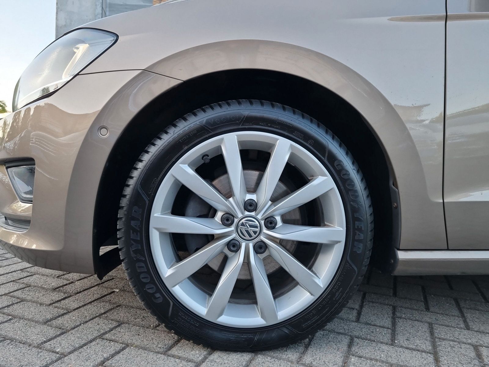 Fahrzeugabbildung Volkswagen Golf Sportsvan 1.4 TSI DSG Highline XENON STANDH